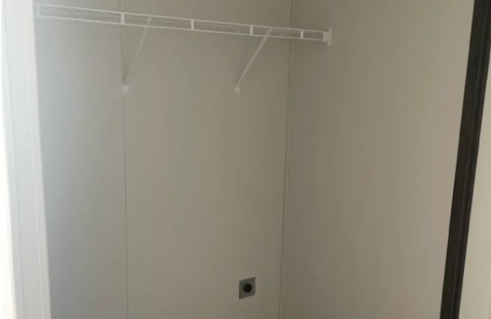 Landmark 40-LM16401L-Bedroom2