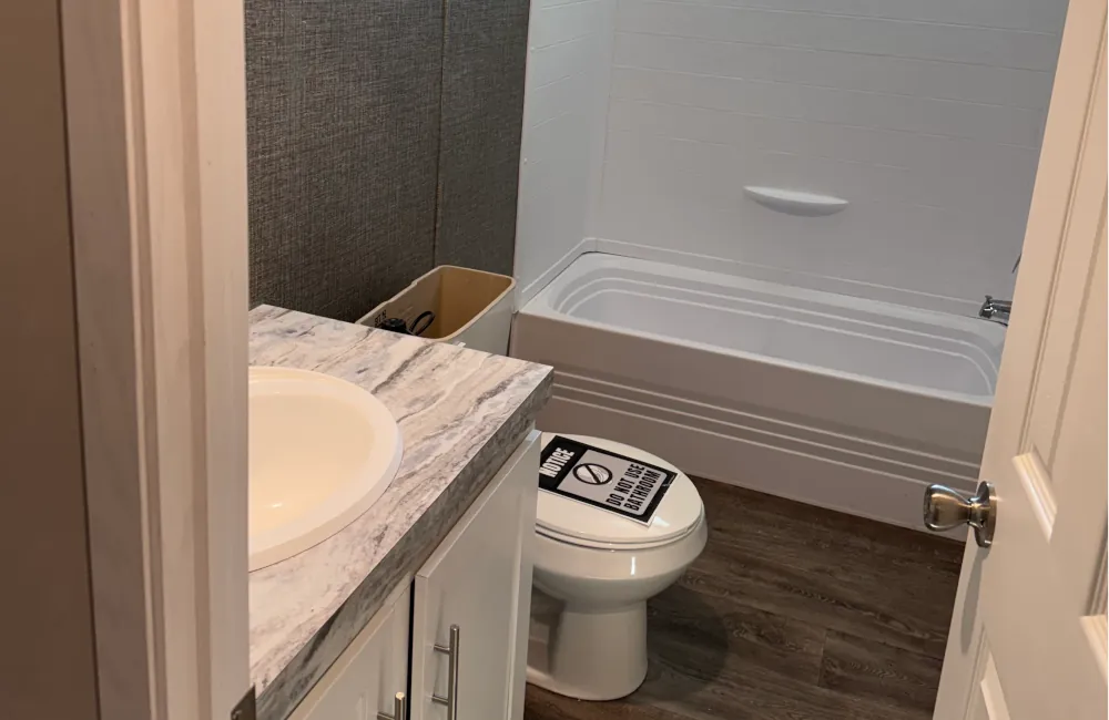 Fleetwood Valu 40 - V414401U-Bathroom