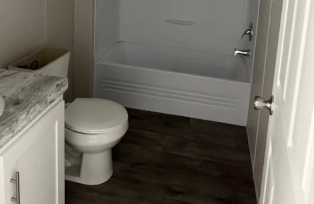 Fleetwood Valu 40 - V414401U-Bathroom3